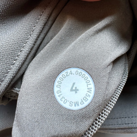 Lululemon On The Fly Woven Pant grays size 4 price firm - Picture 8 of 8